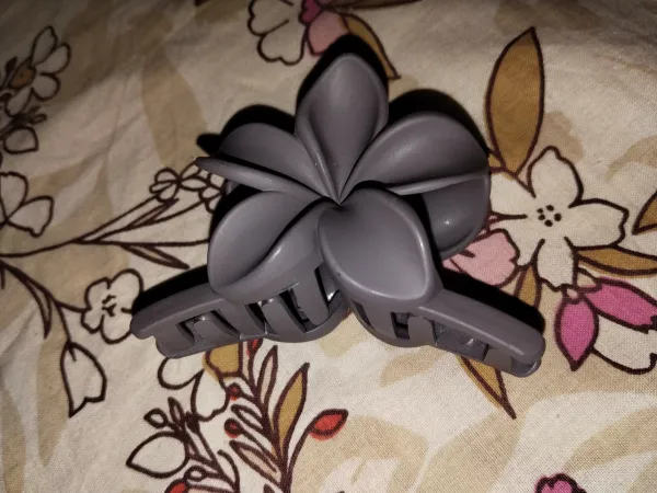 Matte Flower Hair Claw Clip* 🌸